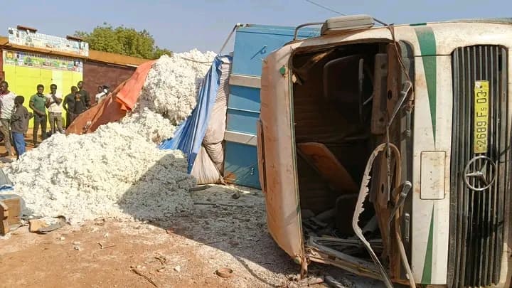 Burkina Faso : Houndé, le chauffeur d'un camion remorque transportant du coton perd le contrôle et tue son apprenti