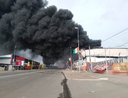Côte d'Ivoire : Bouaké, des patients d'une clinique pris au piège de la fumée de l'incendie du supermarché China Town