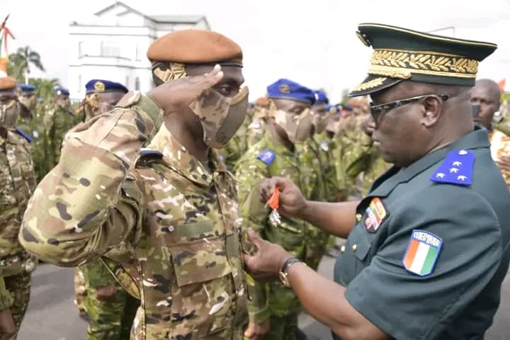 Côte d'Ivoire : Décoration des « 49 soldats détenus au Mali » y compris des Casques bleus ivoiriens de retour de la MINUSMA