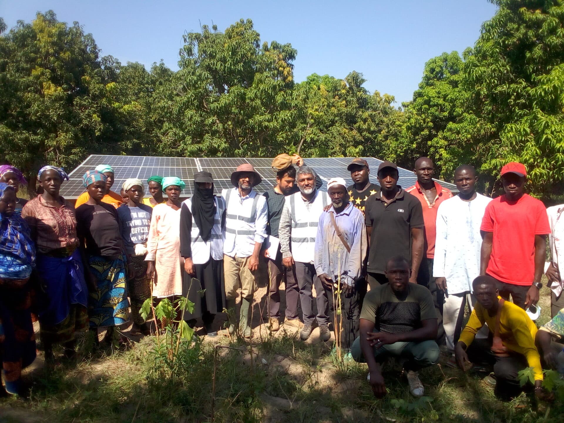 Côte d'Ivoire : Des ingénieurs anglais Ahmadi installent un système dénommé « goutte à goutte » à Lataha dans le Poro