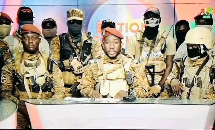 Burkina Faso : Damiba renversé par un coup d'état, un capitaine annonce la dissolution du gouvernement
