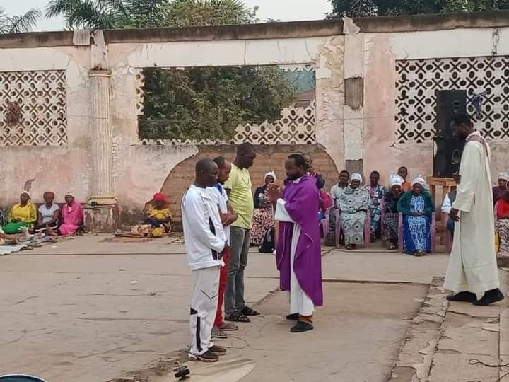 Centrafrique : Bangui, une messe organisée dans le reste de l'église incendiée