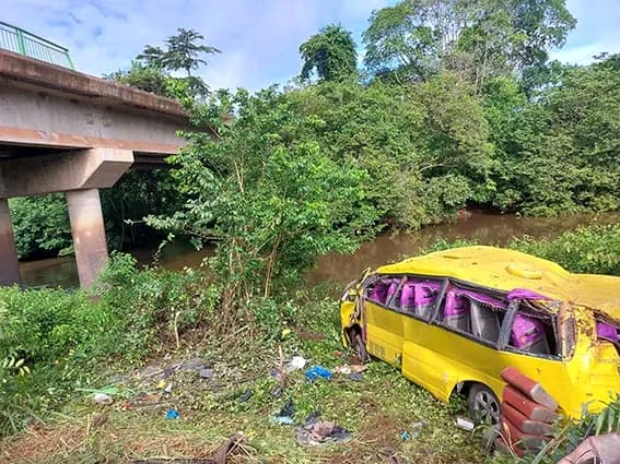 Côte d’Ivoire : Divo, un minicar plonge d'un pont et atterri à deux mètres du fleuve, 3 personnes tuées