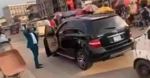 Nigéria : « Affaire de sorcellerie », en pleine rue, un homme sort de sa voiture puis se déshabille
