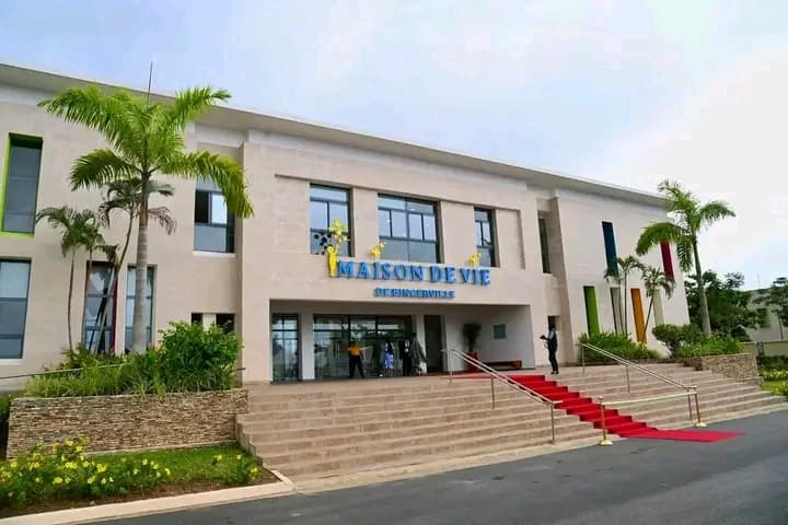 Côte d'Ivoire : Bingerville, Dominique Ouattara inaugure "La maison de vie" de l'hôpital mère-enfant