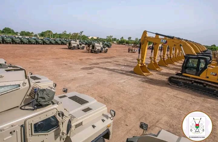 Burkina Faso : Le Capitaine Ibrahim Traoré remet un important lot de matériel militaire aux FDS
