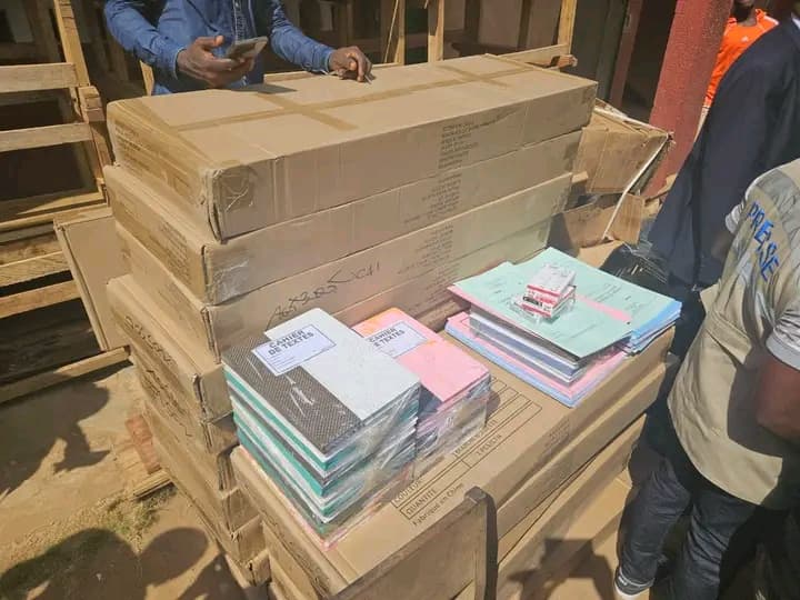 Côte d'Ivoire : Après avoir détruit l'école, Bacongo offre des table-bancs au groupe scolaire Cha Hélène pour la reprise des cours