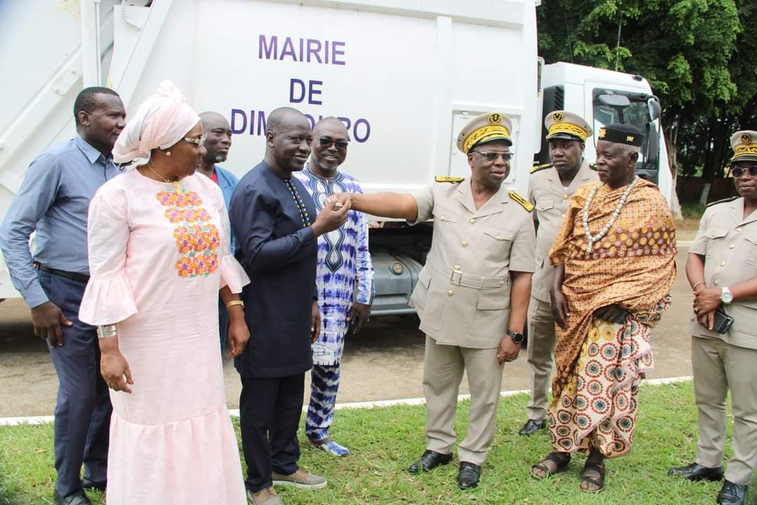 Côte d'Ivoire : Dimbokro, le Ministre Maire Adama Coulibaly offre deux camions de ramassage d'ordures ménagères à la commune