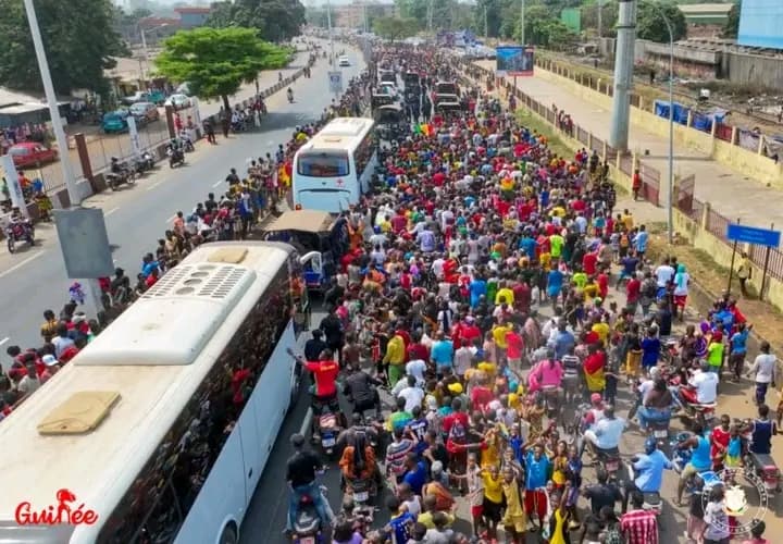 Guinée : Sorti de la CAN, le Syli National accueilli en fanfare par la population à Conakry