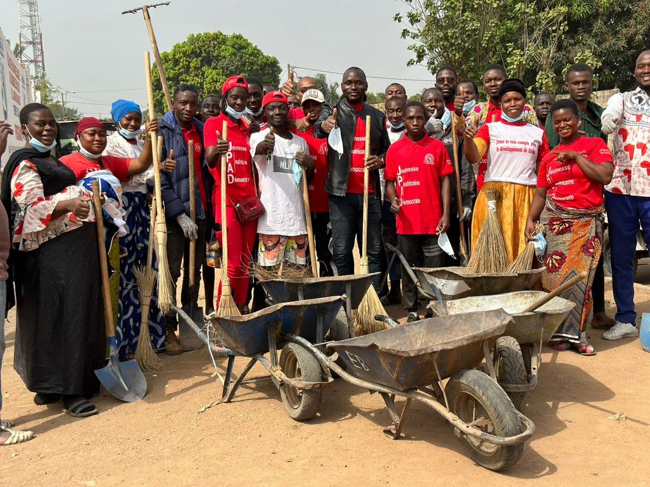 Côte d'Ivoire : Avant la CAN, une structure de jeunesse sur le terrain pour sensibiliser et mener une opération de salubrité