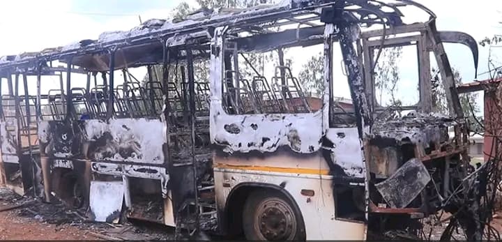 Côte d'Ivoire : Bouaflé, pour des engagements non respectés, un véhicule 4×4 et quatre bus d'une société minière saccagés