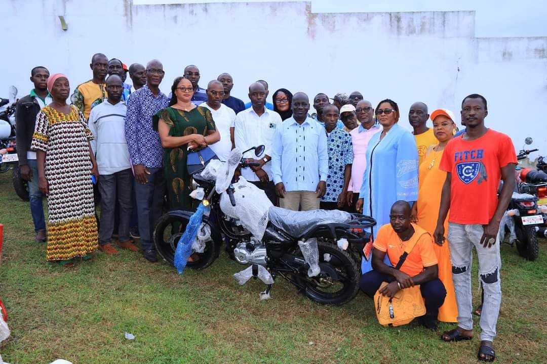 Côte d'Ivoire : N'Zi, le coordonnateur principal associé du RHDP fait un important don aux secrétaires de section de Dimbokro