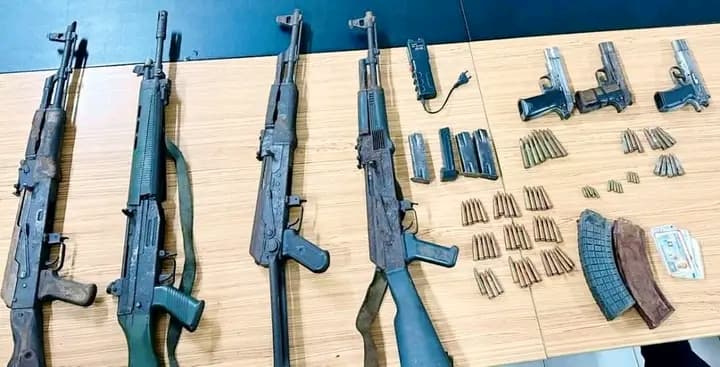 Côte d'Ivoire : Abidjan, un individu en possession d'armes de guerre et de tenue militaire interpellé à Yopougon