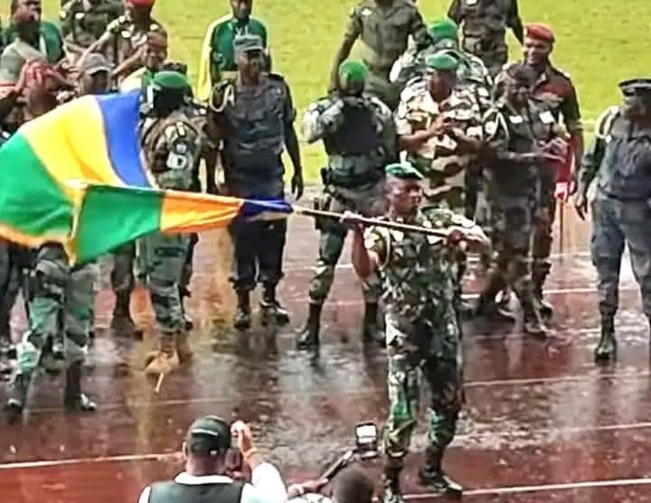 Gabon : Le général dépose la tenue, mais va garder le pouvoir en briguant la présidentielle du 12 avril 2025