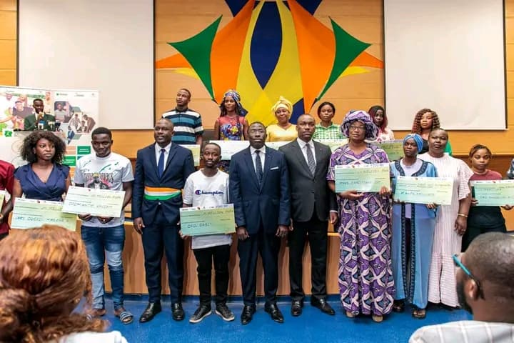 Côte d'Ivoire : Des chèques d’un montant global de 98,7 millions fcfa remis à 96 ex-migrants