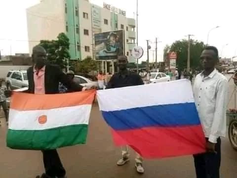 Niger : Des jeunes disent non à la France et ouvrent les bras à la Russie