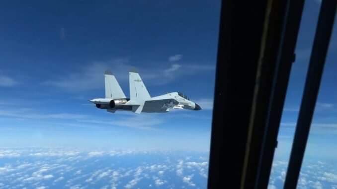 Chine : Un avion américain RC-135 évite la collision avec un chasseur chinois