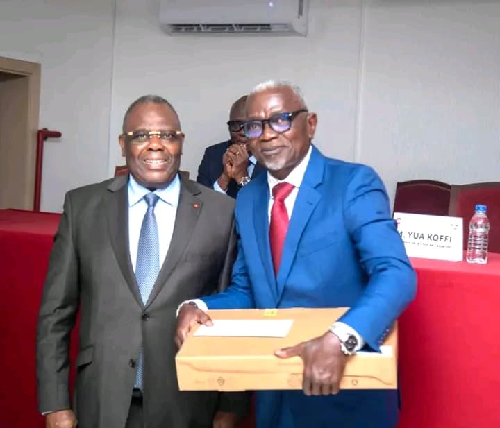 Côte d'Ivoire : Le président Yua Koffi remet des équipements informatiques aux magistrats