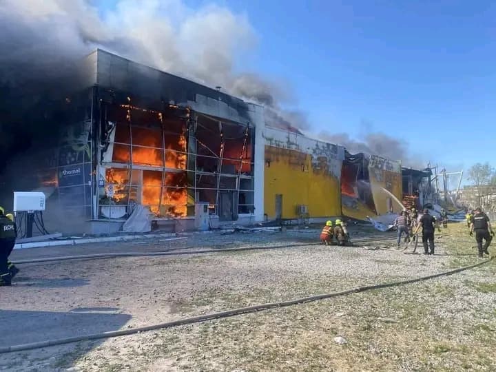 Guerre en Ukraine : Un missile russe frappe un centre commercial de Krementchouk