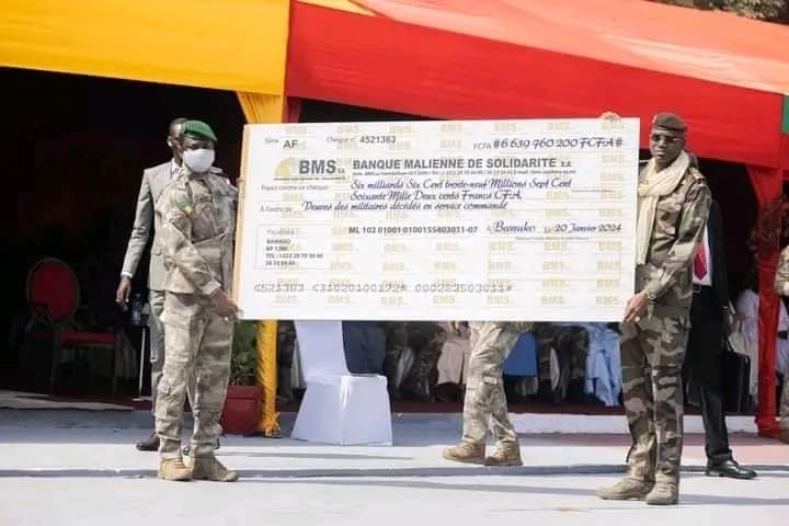 Mali : Un chèque de plus de 6 milliards fcfa remis aux familles des victimes militaires