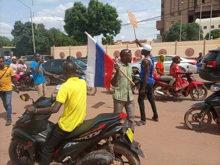 Burkina Faso : Ouagadougou, la marche pour le départ de l'ambassadeur de France a débuté