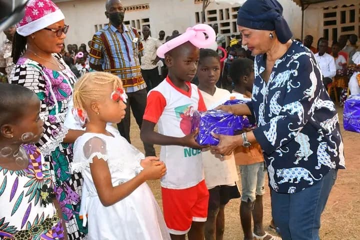 Côte d'Ivoire : Mme Henriette Bédié offre des jouets à des centaines d'enfants d'Allokokro et des villages environnants