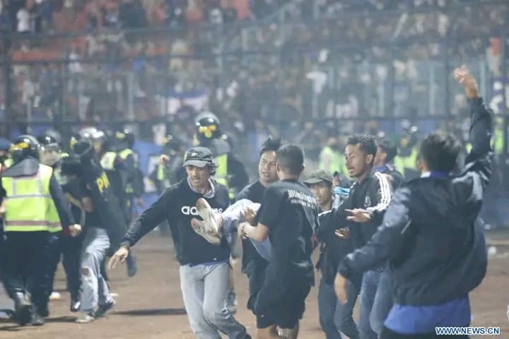 Indonésie : Au moins 129 morts après une bousculade et des affrontements à l'issue d'un match de football