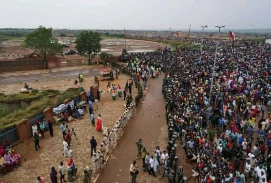 France : Macron entame des négociations avec les militaires au pouvoir au Niger sur le retrait partiel de ses troupes