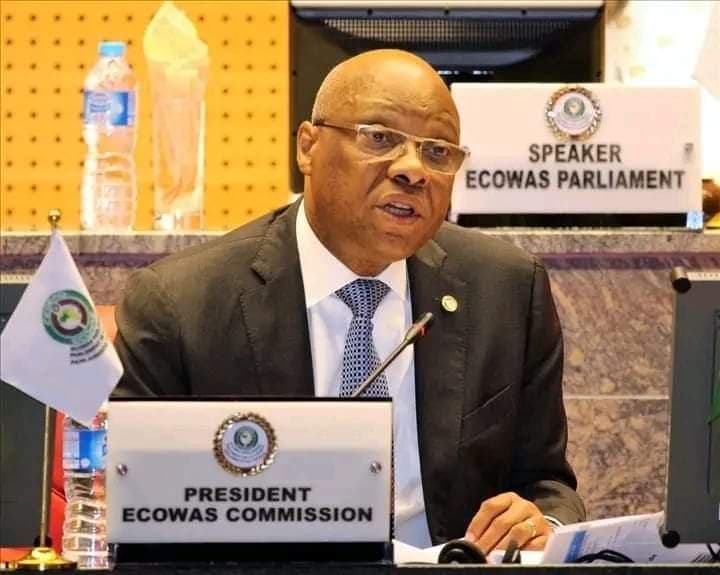 Guinée : Les autorités militaires renvoient Jean Claude Brou au « 3ème mandat de Ouattara » en Côte d’Ivoire