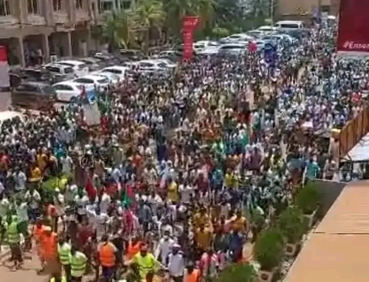 Burkina Faso : Arrivé de Saint Pétersbourg, le Président Ibrahim Traoré accueilli en héros à Ouagadougou