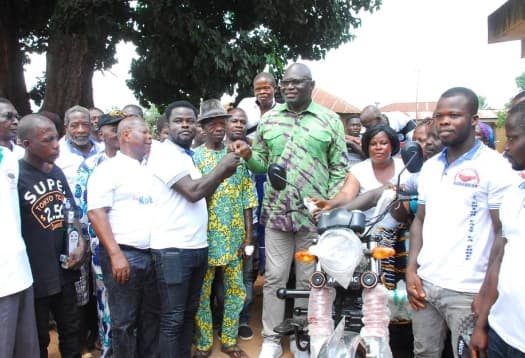 Côte d'Ivoire : Sakassou, le Dircab Ahoutou le Kokopké, offre un tricycle à des agriculteurs du Walèbo