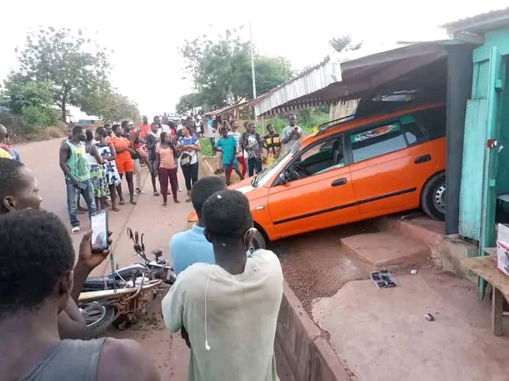 Côte d'Ivoire : Daoukro, un taxi communal termine sa course dans une cave