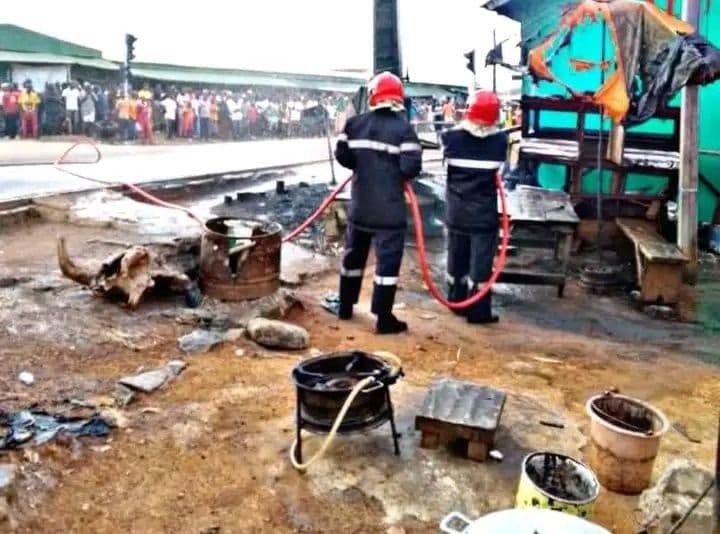 Côte d'Ivoire : Mankono, projeté par une décharge électrique, un gamin meurt dans un incendie