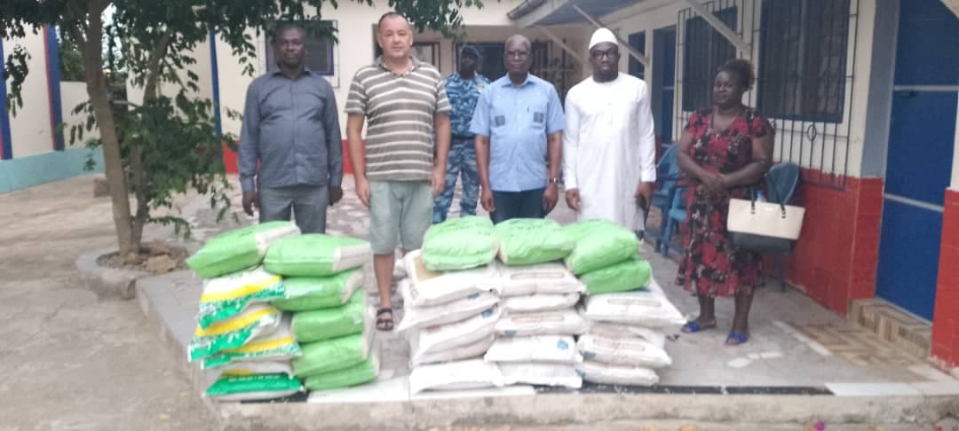 Côte d'Ivoire : Bouaflé, le maire Étienne Yao offre plusieurs sacs de riz et sucres aux chrétiens et musulmans