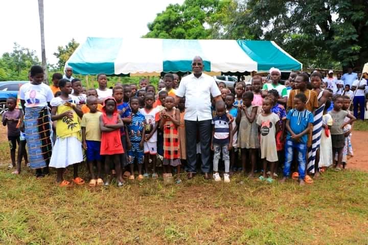 Côte d'Ivoire : Soucieux du bien-être des enfants, le président du conseil régional de Gbêkê remet à neuf une école et la dote en table-bancs