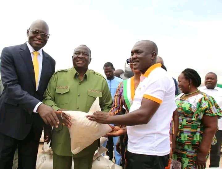 Côte d'Ivoire : À Sakassou, le ministre Adjoumani distribue des kits de production de riz à 4367 producteur de la région de Gbêkê