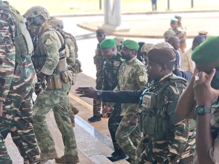 Mali : Le Général Tiani accueilli par le Président Assimi Goïta à Bamako