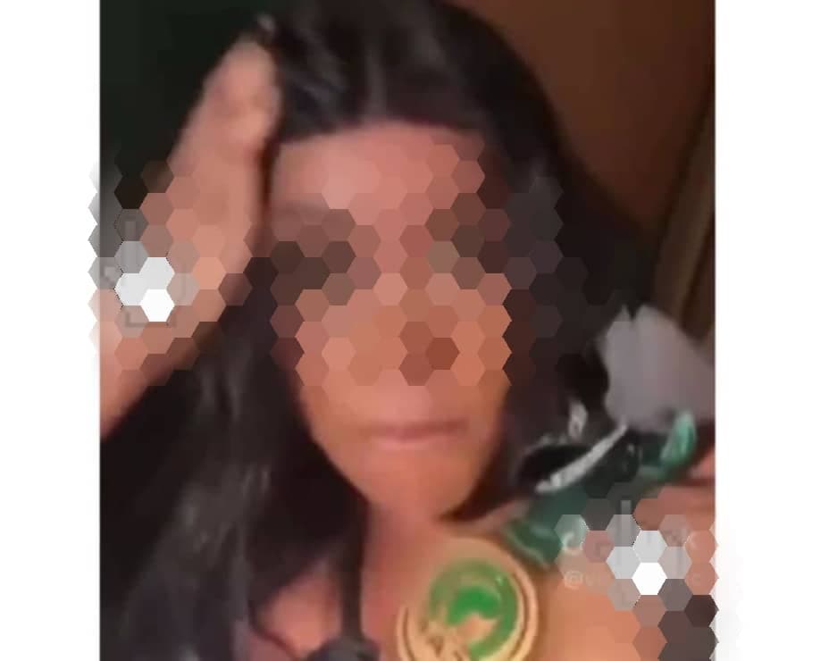 Côte d'Ivoire : Avec la médaille d'un joueur en main sur un lit, une fille affole la toile