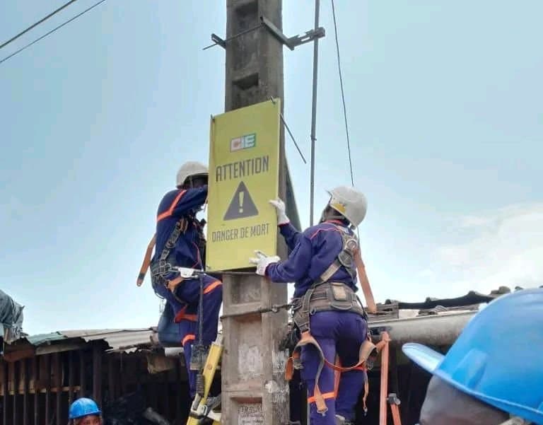 Côte d'Ivoire : Des plaques signalétiques installées par la CIE pour sensibiliser les populations sur les accidents liés à l'électricité