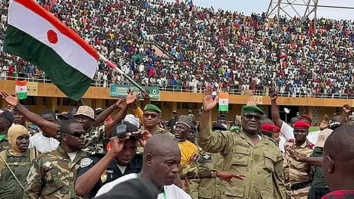 Niger : Plus de 30 000 partisans du coup d'Etat militaire rassemblés au stade de Niamey