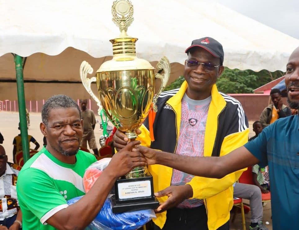 Côte d'Ivoire : Dimbokro, N'guessan Lataille Koffi remet le trophée au vainqueur du tournoi de maracana doté du trophée lobè Koffi Jonas