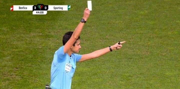 Portugal : Grande première, un arbitre sort le carton blanc