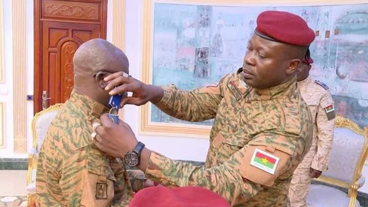 Burkina Faso : Le Général de Brigade Vinta Somé reçoit ses épaulettes