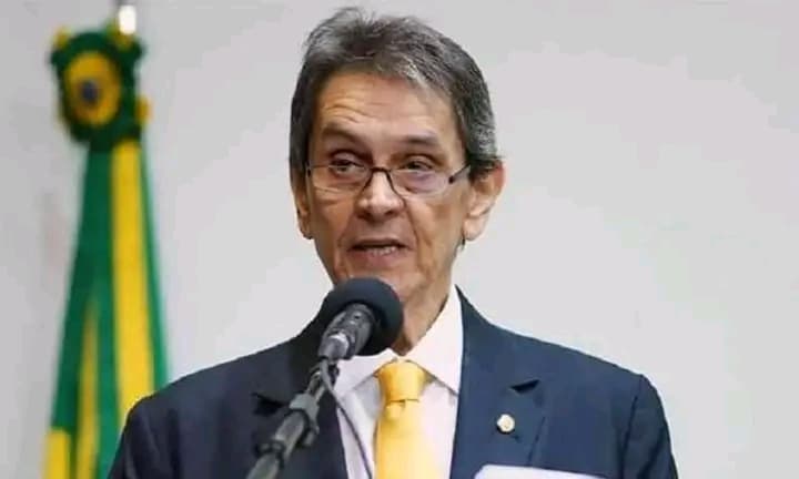 Brésil : Un ex-député proche de Jair Bolsonaro tire sur des policiers venus l'arrêter