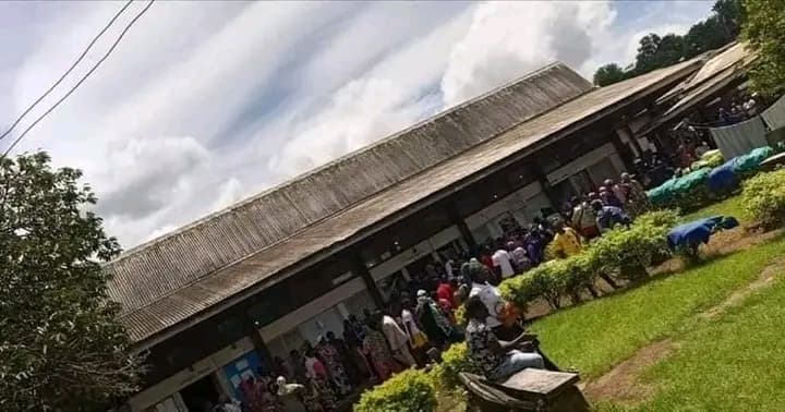 Cameroun : Foumbot, un élève du CM1 empoisonne sa maîtresse et toute sa classe parce que cette dernière "l'envoie trop au tableau"