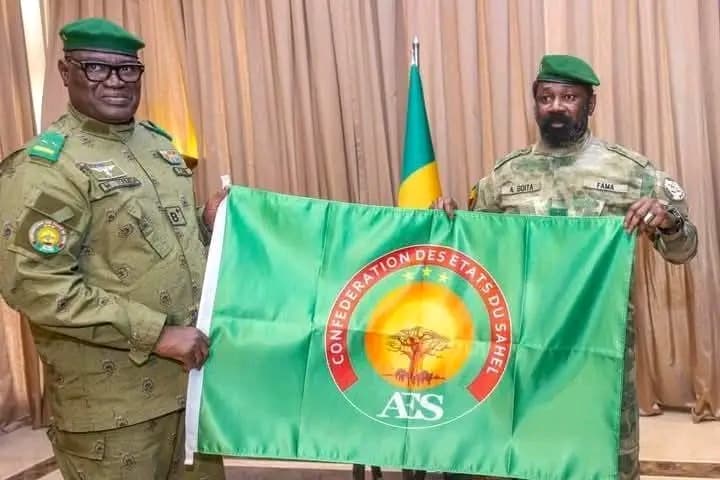 Mali : Intégration, le nouveau drapeau de l’AES présenté au Président de la confédération, le Gal Assimi Goïta