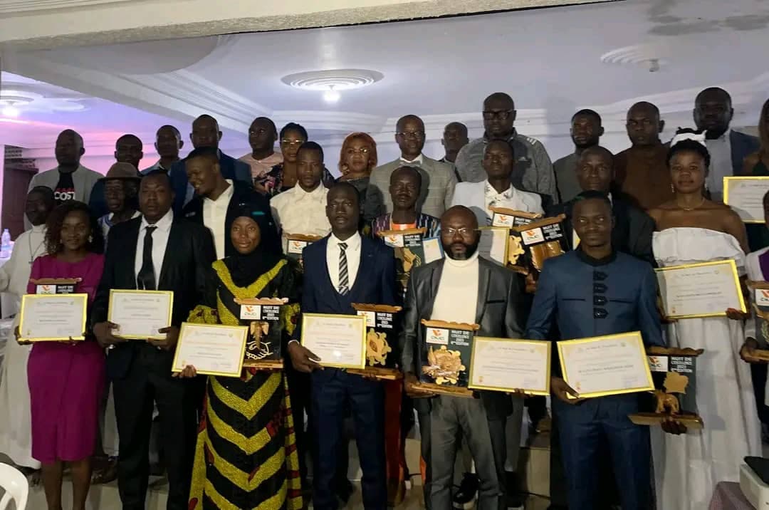 Côte d'Ivoire : Bouaké, 6e édition de la nuit d'excellence, le président Kifory Inza (délégué) récompense plusieurs acteurs