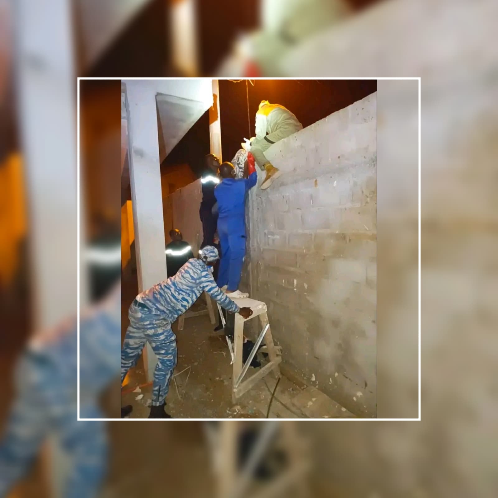 Côte d'Ivoire : Grand-Bassam, un homme chute d'un immeuble et meurt suspendu sur une clôture