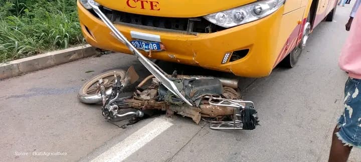 Côte d'Ivoire : Yamoussoukro, 1 mort suite à un accident entre un car CTE et un motocycliste