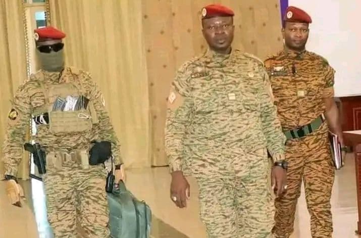 Burkina Faso : Des forces françaises sauvent le président Paul Henri Damiba des mutins et le gardent dans un lieu tenu secret